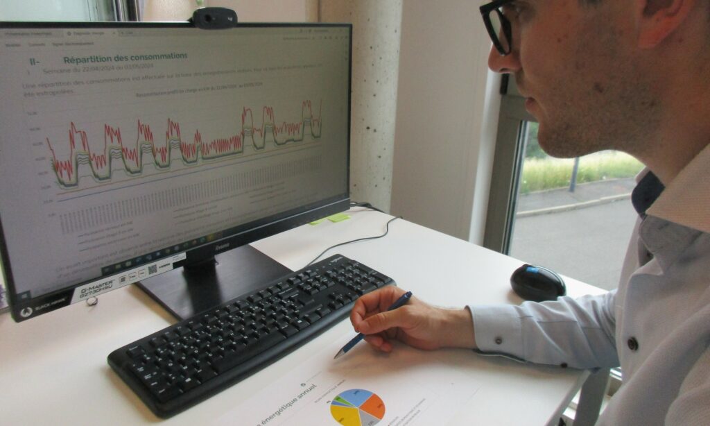 Image illustrant présentant la réalisation d'un audit énergétique.
Décarboné propose des audits dans les secteurs tertiaire et industriel.